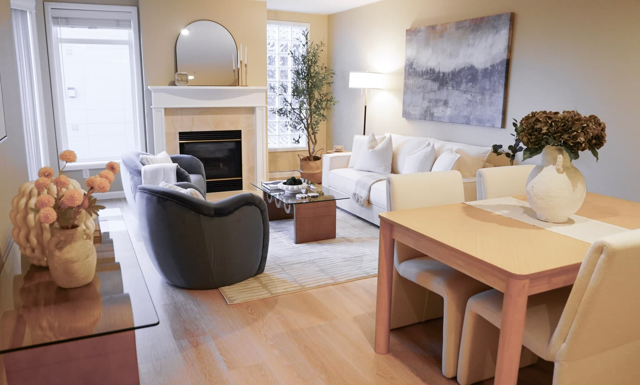 Vacant home satging of a one bedroom condo in downtown Kirkland